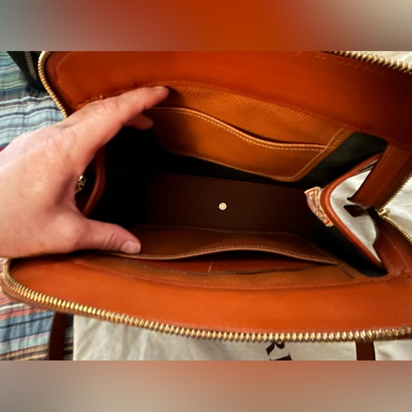Authentic Dooney & Bourke shoulder bag in gorgeous condition. Beautiful! - Picture 7 of 8